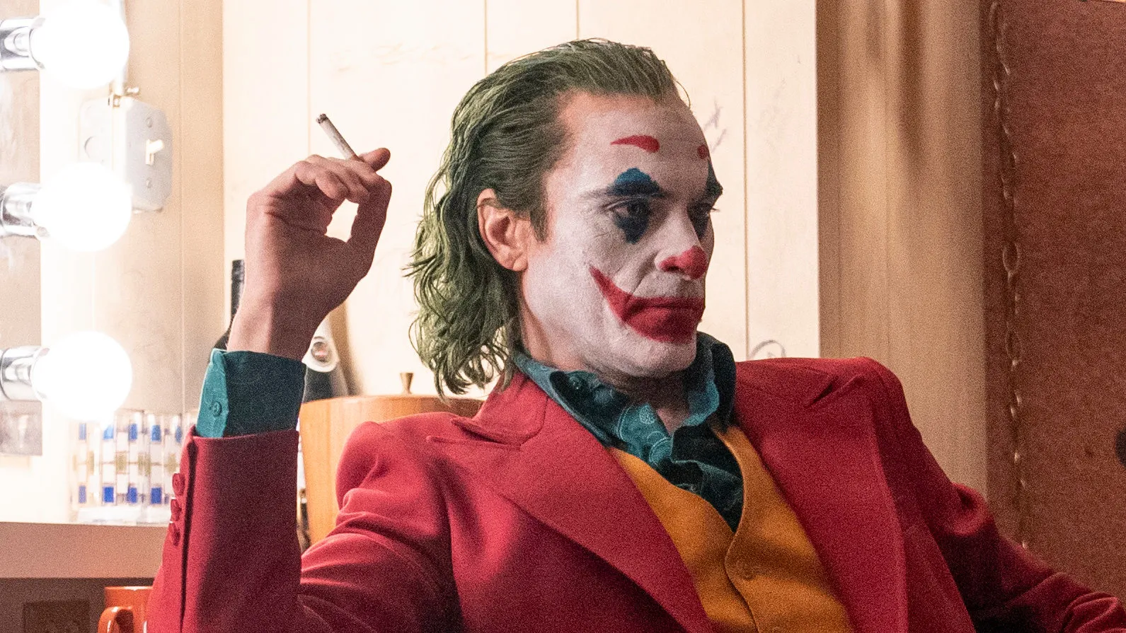 O cabelo deslizou para trás como Joaquin Phoenix no filme Joker